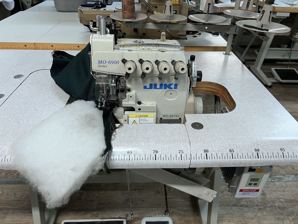 Overlock 5 nitkowy JUKI MO-6916J Górny Transport Ciężkie szycie SERVO