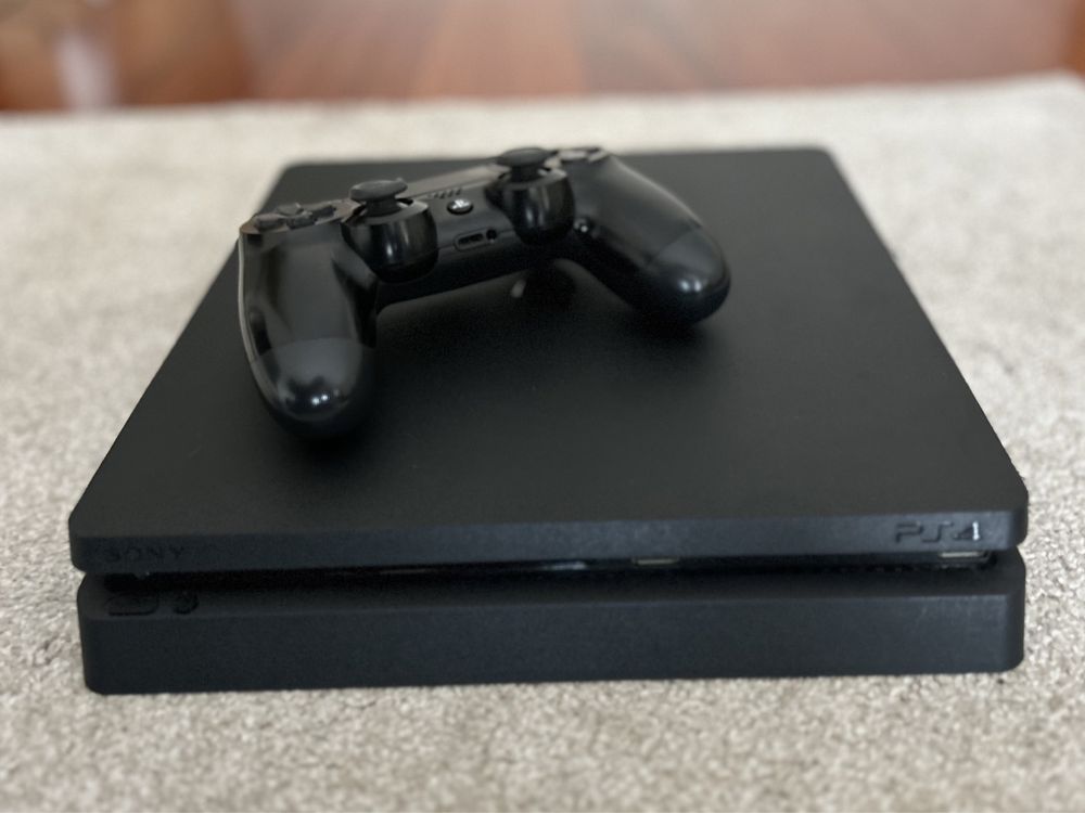 PlayStation 4 com comando original