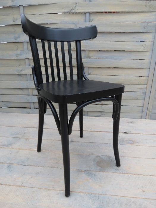 Po renowacji drewniane krzesła Thonet Vintage czarne restauracja