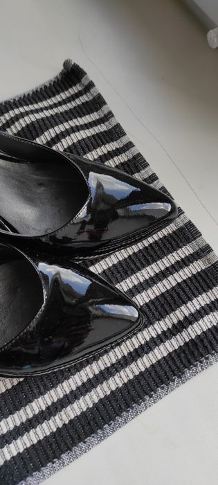 Шкіряні лаковані туфлі для виходу в світ