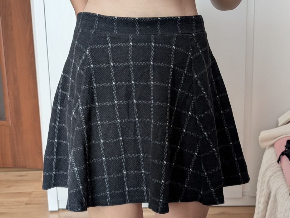 Krótka czarna rozkloszowana spódniczka w kratkę
