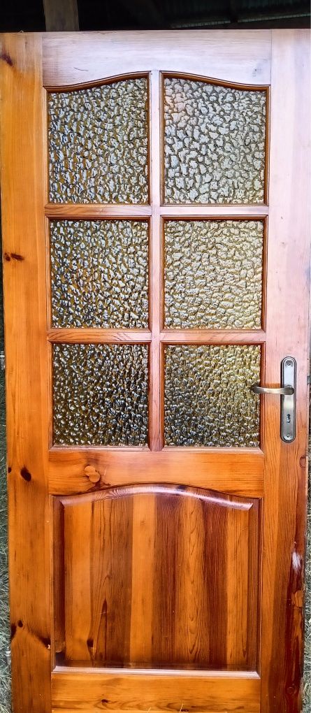 Drewniane drzwi z ościeżnicą