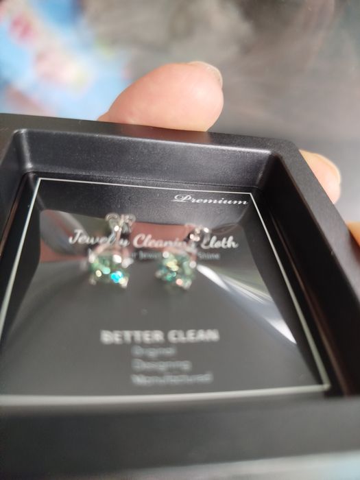 Яскравий муассаніт зеленого кольору , срібні з покриттям платини. Серт