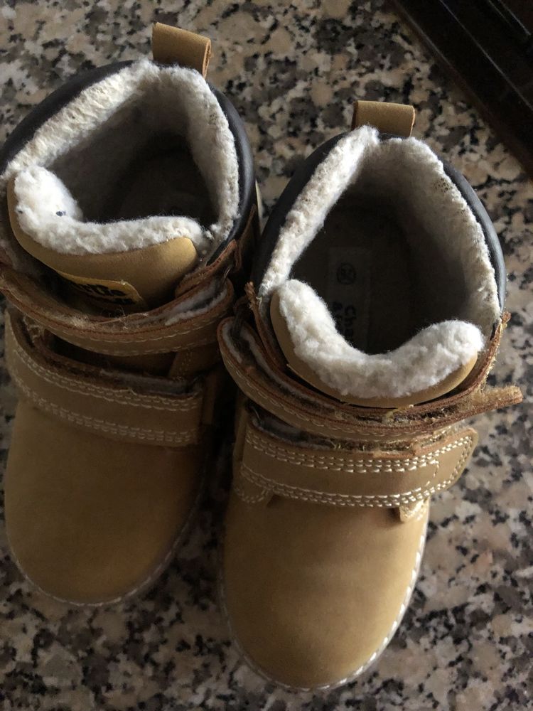 Botas de menino com pêlo