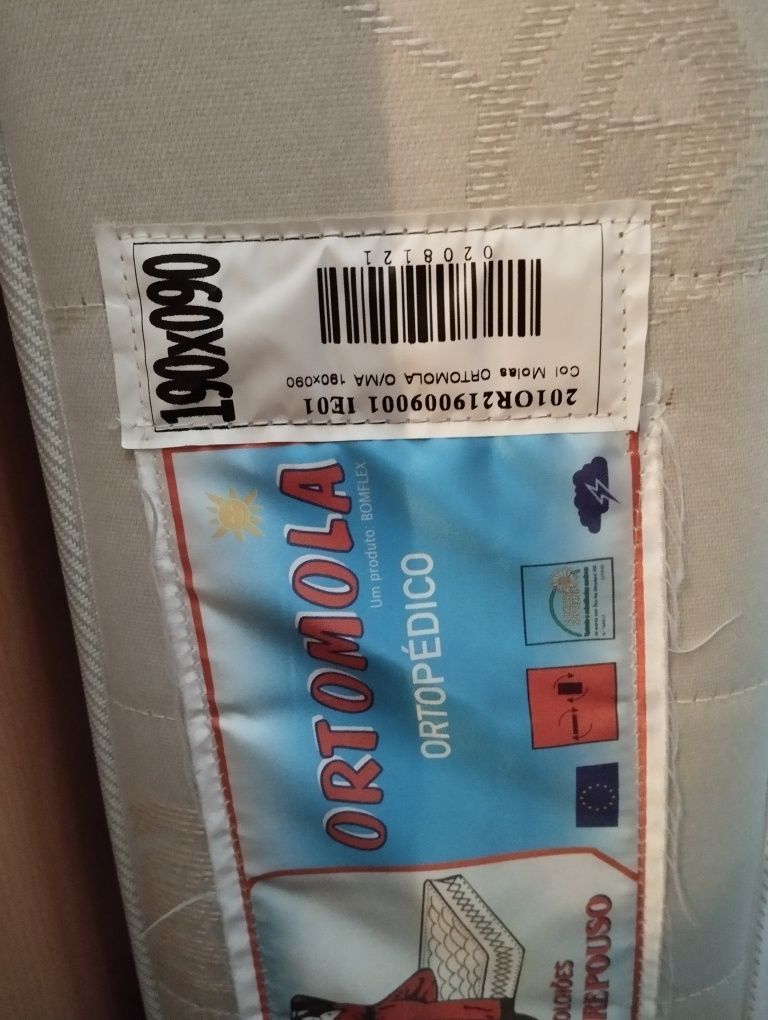 Cama 190x90 com colchão  e mesinha de cabeceira