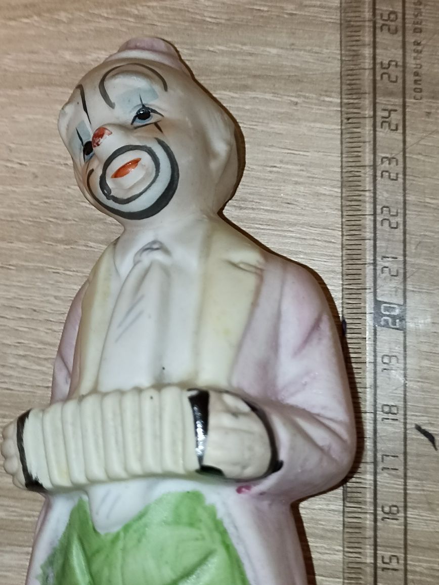 Stara vintage ceramiczna figurka grającego na harmonii klauna