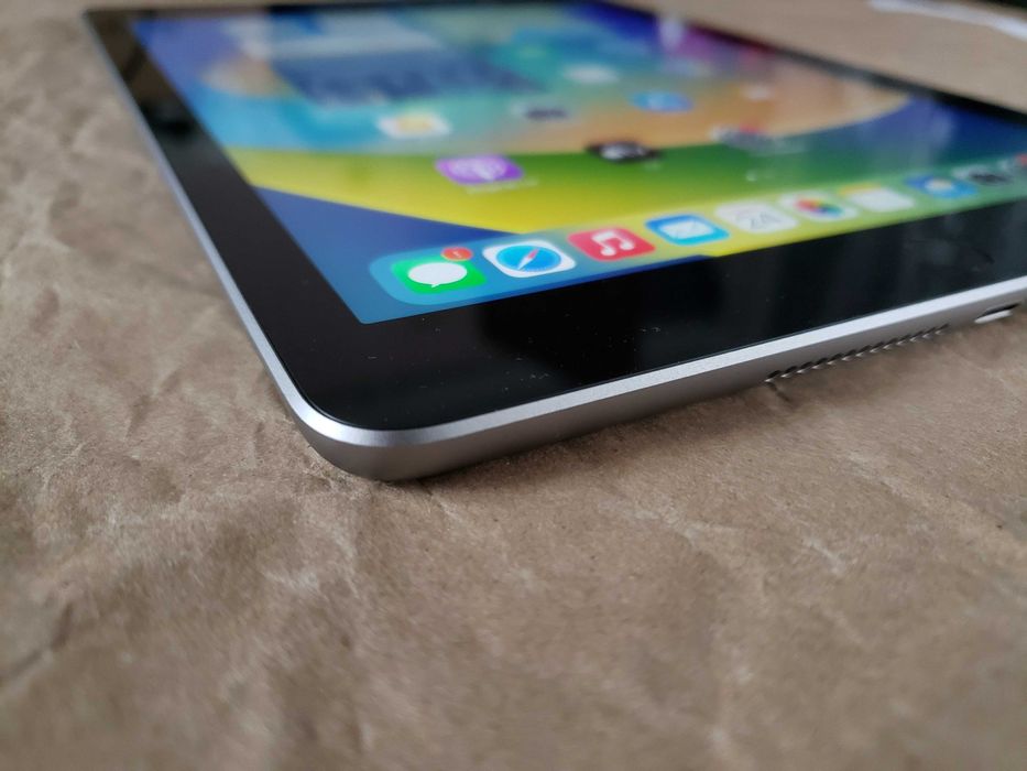 Apple iPad 5 32Gb A1823 LTE (Wi-Fi) 9.7дюймов - Space Gray