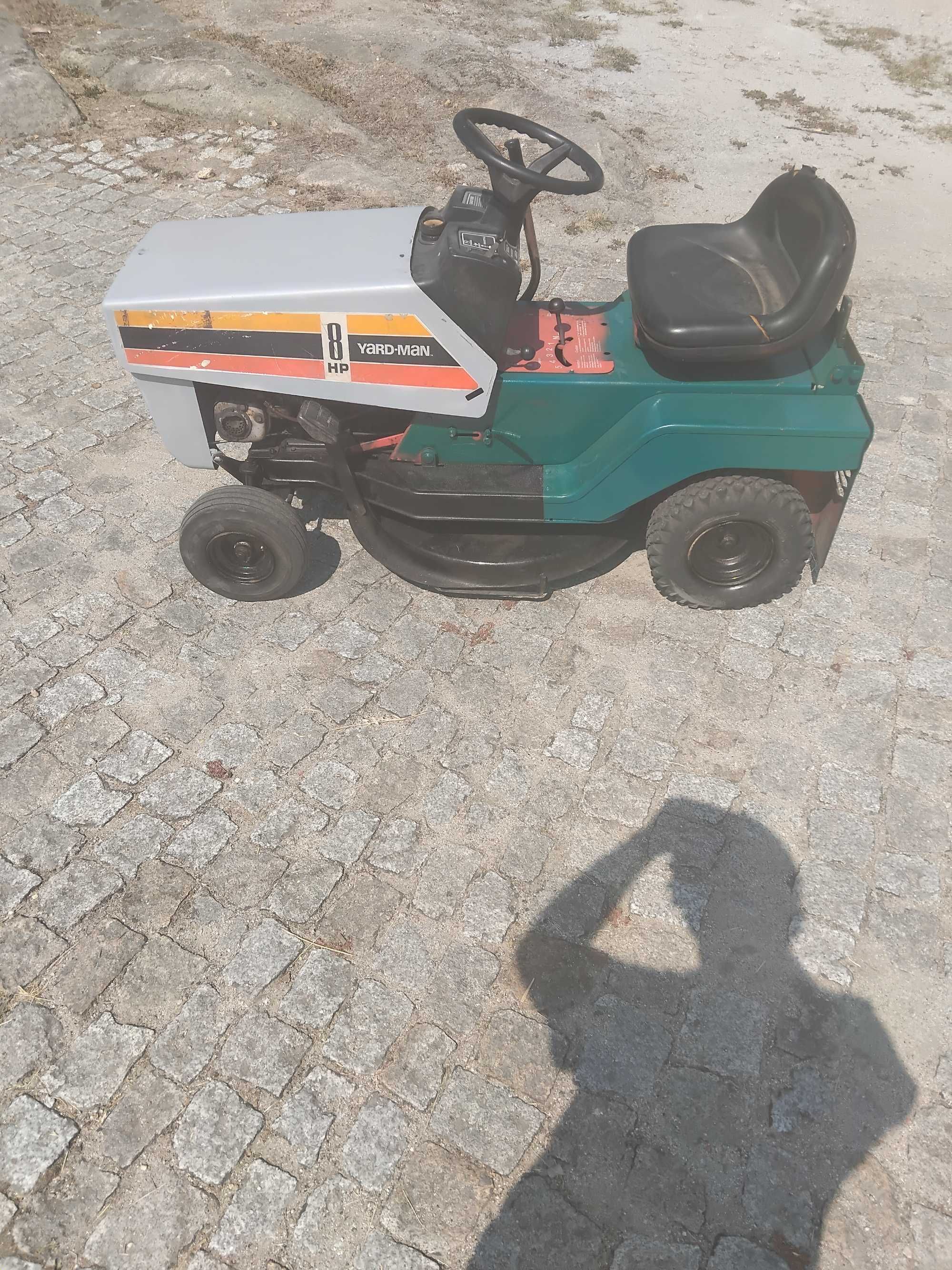 Trator corta relva