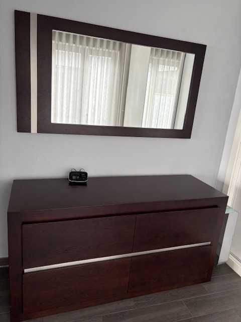 quarto completo com mesinhas de cabeceira e cómoda