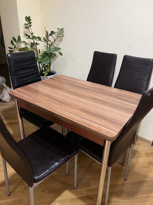 Стіл і крісла стільці