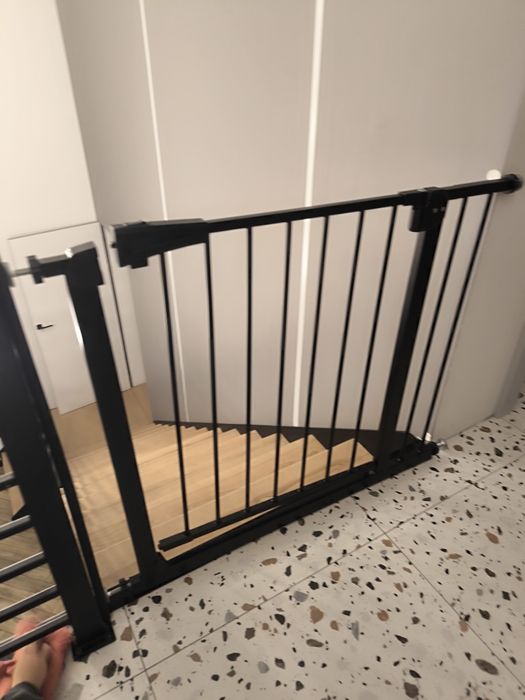 Bramka rozporowa dla dzieci na schody czarna