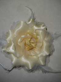 Gumka do włosów, naszywka, przypinka kwiat sztuczny kremowy róża 2 szt