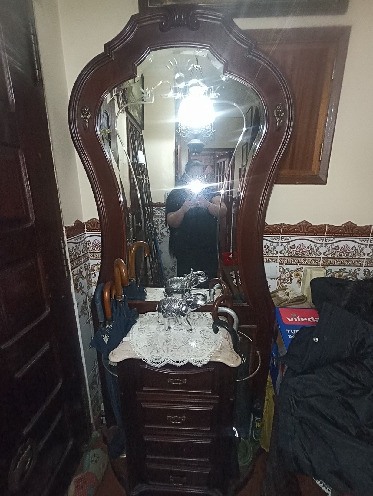 Móvel com espelho