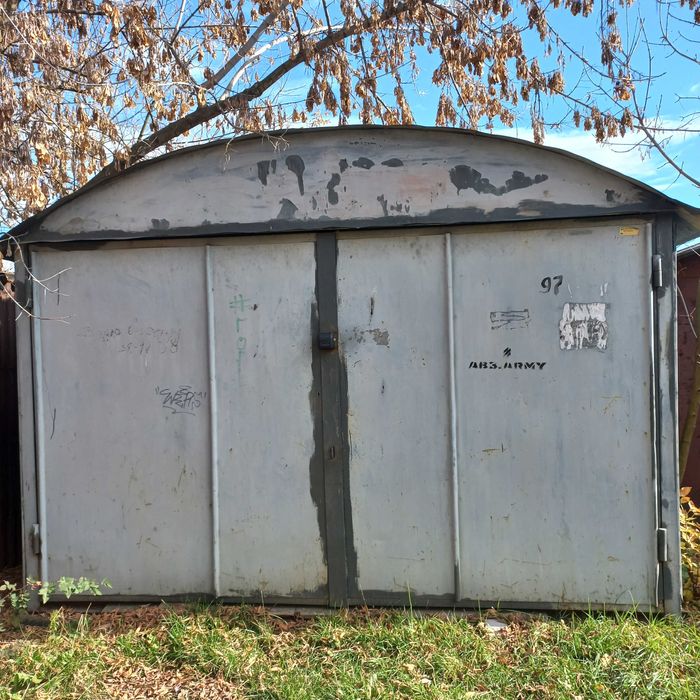 металевий гараж без місця