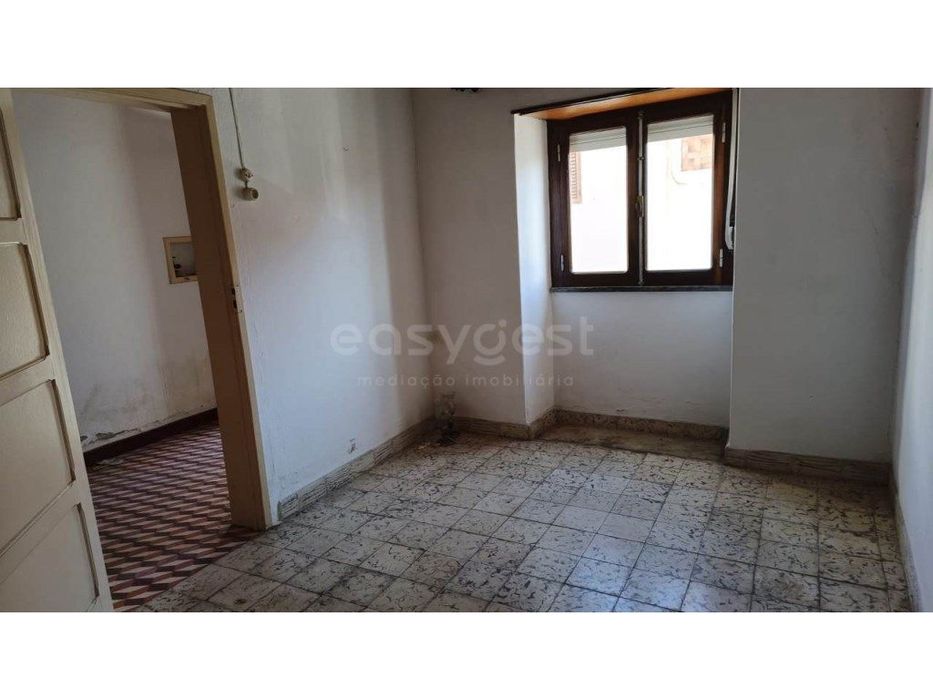Moradia com 1 quarto e logradouro localizada na vila de Aljustrel