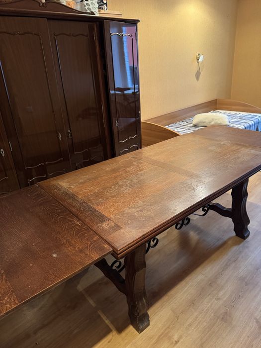 Масивний дерев’яний розкладний стіл з натурального дерева