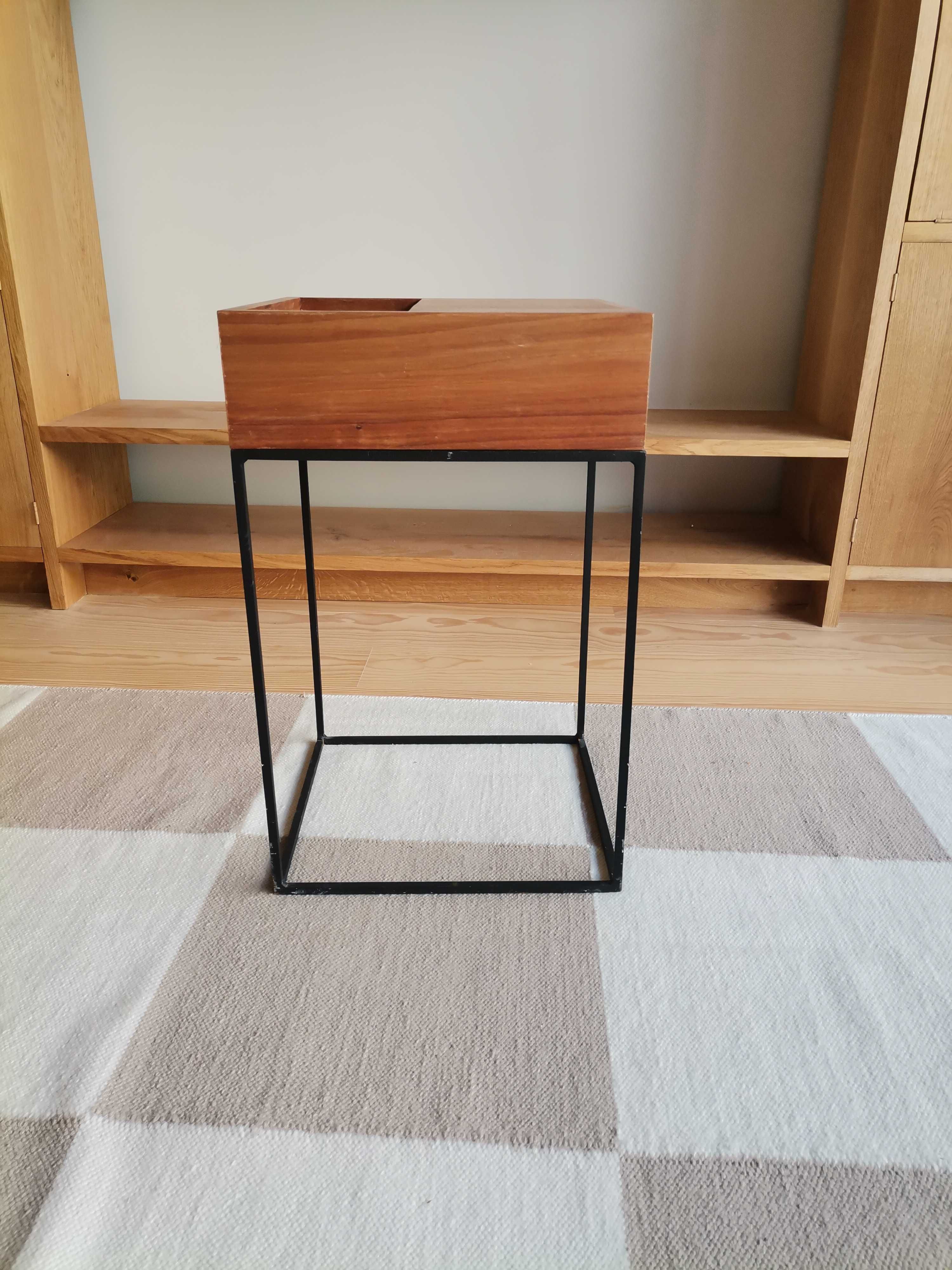 Mesa design de apoio em madeira com estrutura em ferro