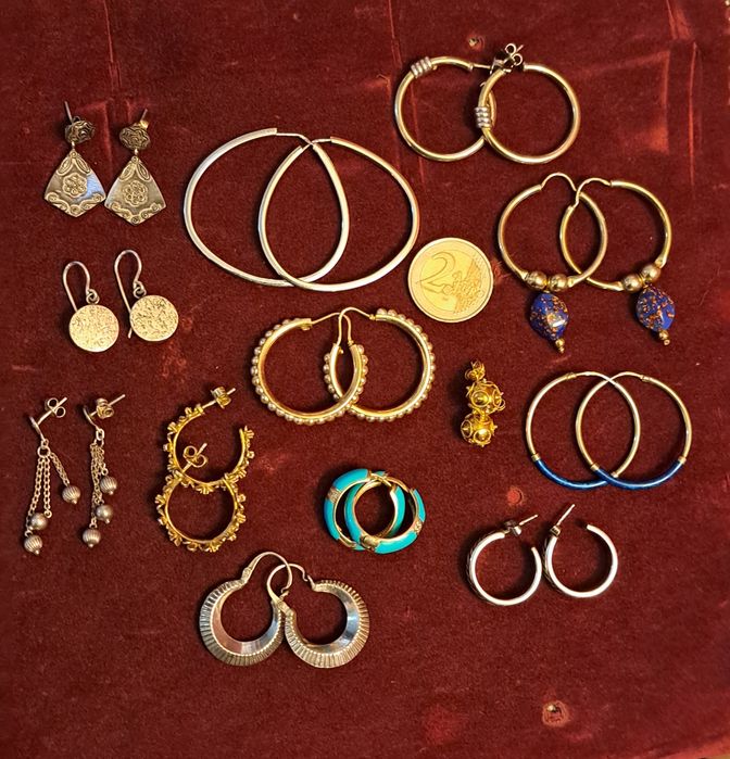 Brincos argolas em prata contrastada.