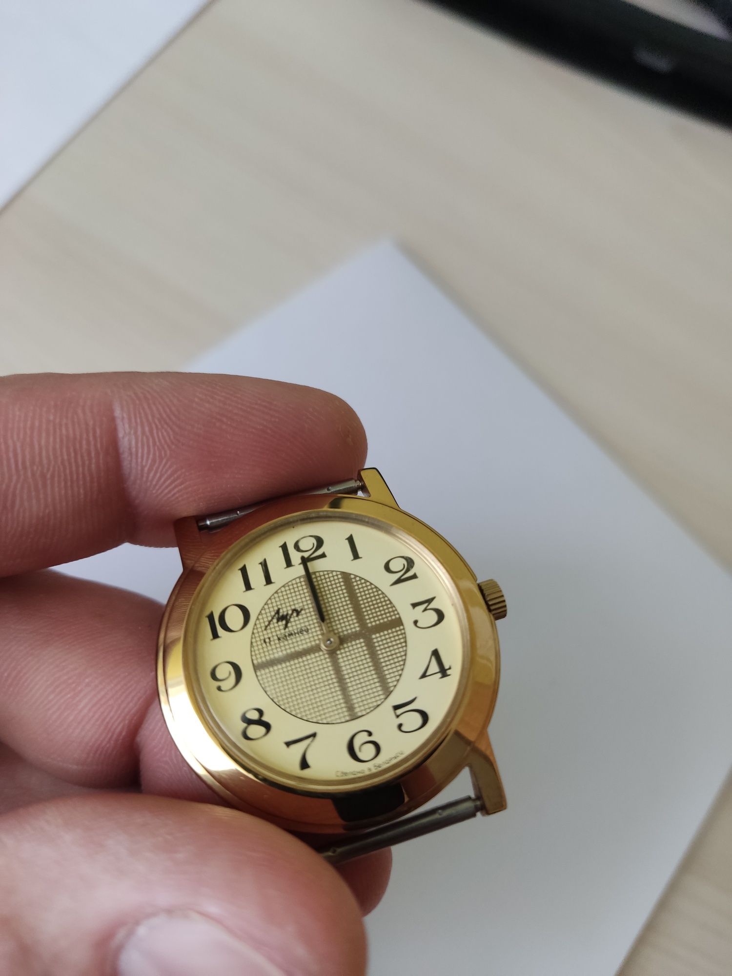 Nowy Złoty zegarek firmy Łucz . Nakręcany 17 kamieni.Elegancka koperta