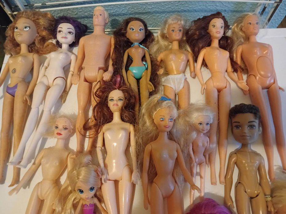 Conjunto de 15 bonecas Barbie variadas.

- Bonecas de diferentes model