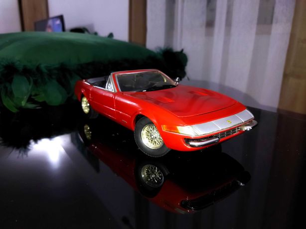 Ferrari 365 GTS/4 Daytona escala 1/18, fabricante Hot Wheels.