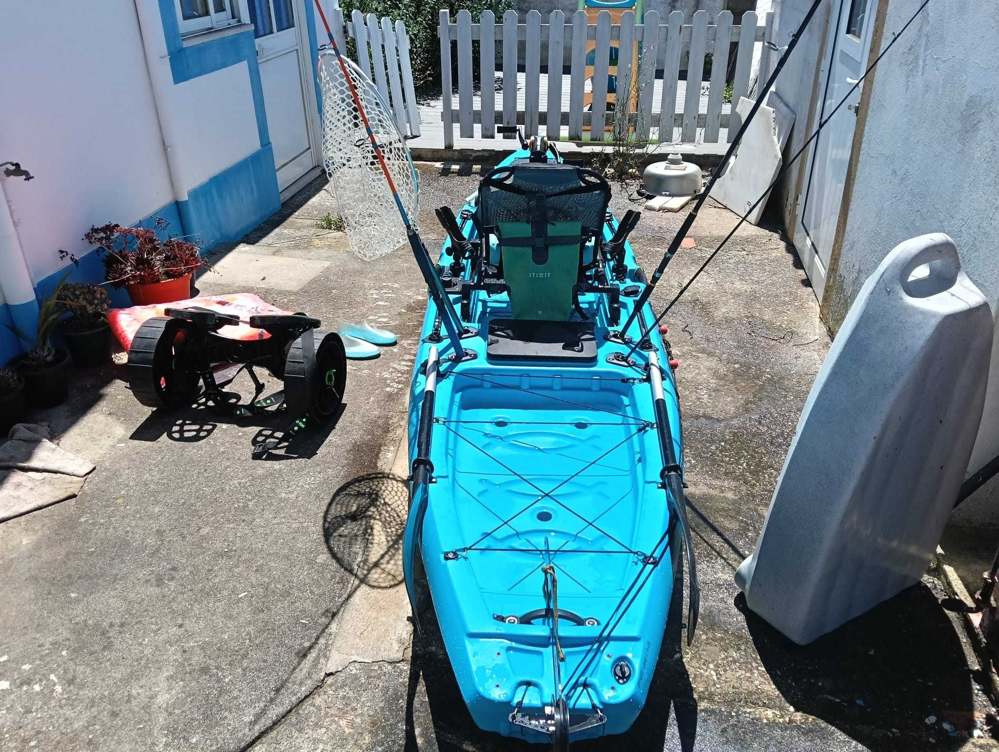 Kayak de pesca a pedais em excelente estado