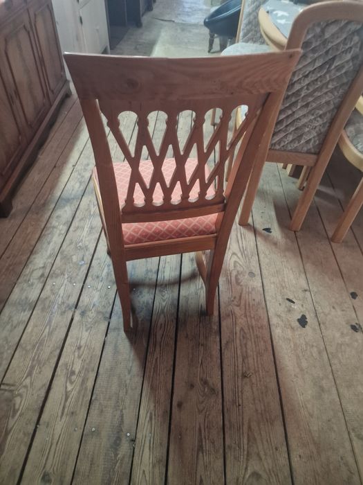 Stylowy sosnowy stół z krzesłami czterema