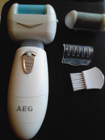 Removedor de calosidades da marca AEG. Funciona a pilhas
