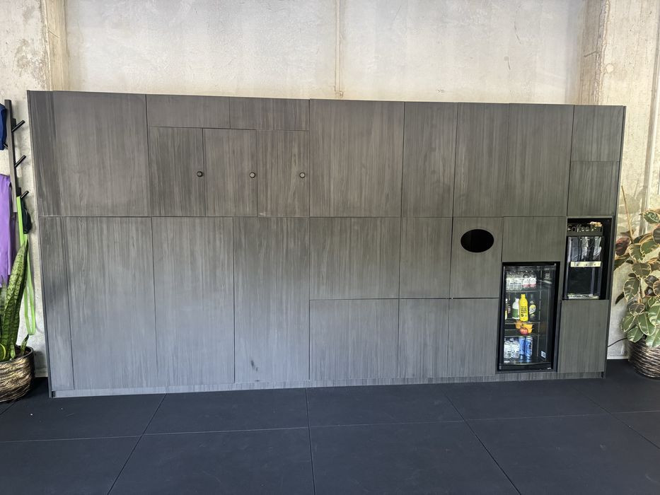 Movel que esta num ginasio mas pode ter outras funcoes. Com 3 cacifos