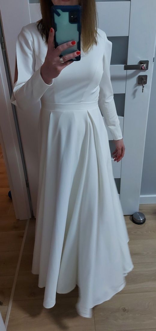 Suknia ślubna z długim rękawem i kieszeniami