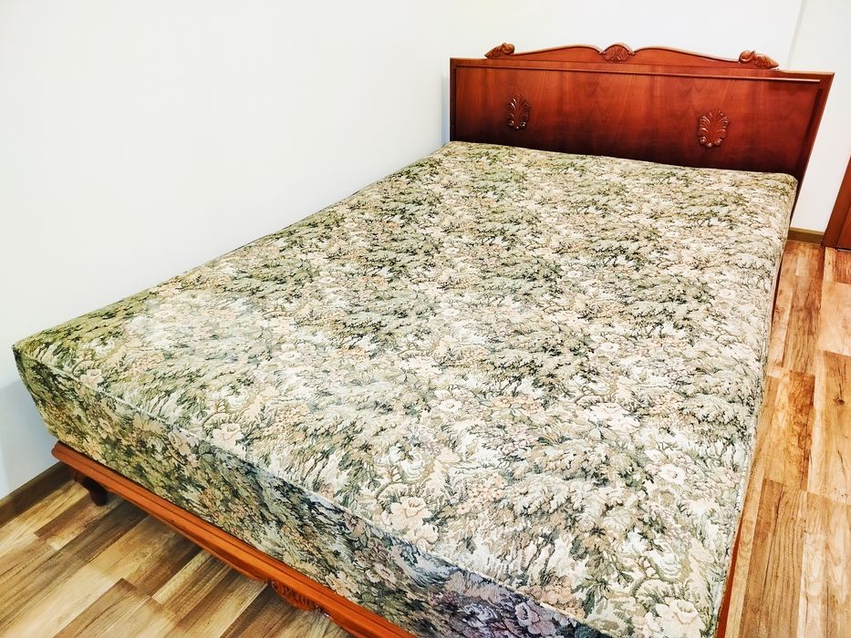 Piękne meble ludwikowskie – łóżko z materacem, toaletka, komoda
