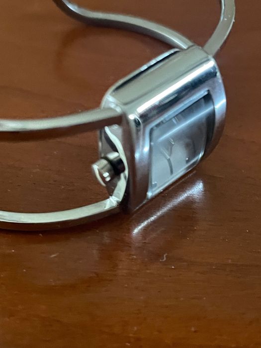 Relógio de senhora com pulseira rígida, aberta. Novo!