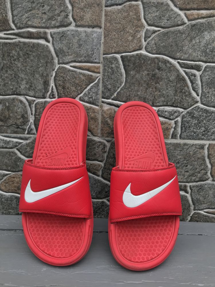 Шлёпанцы тапочки сланцы Nike benassi swoosh red