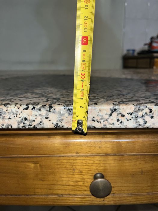 Mesa de pedra com 4 cadeiras