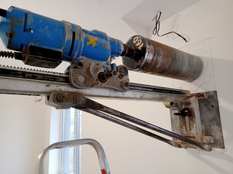 Алмазное сверление отверстий под вытяжку в бетоне кирпиче Резка бетона