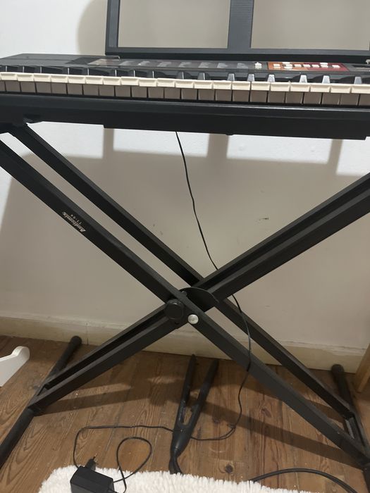 Yamaha piano digital com suporte e cabo