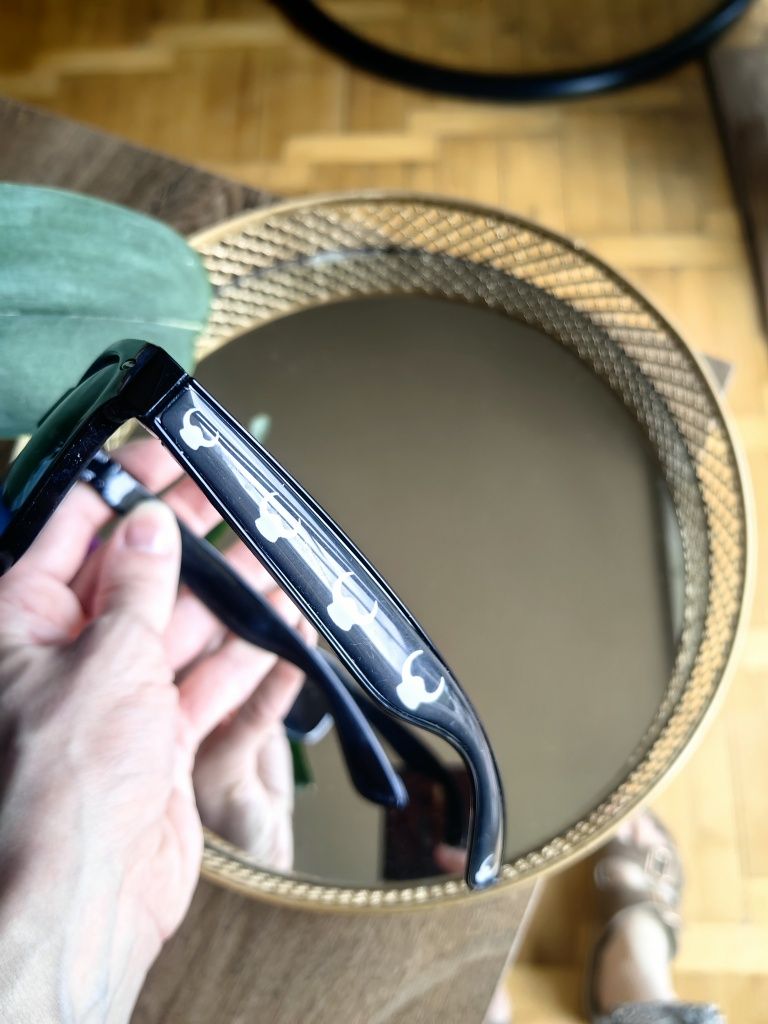 Okulary przeciwsłoneczne z ciekawym wzorkiem