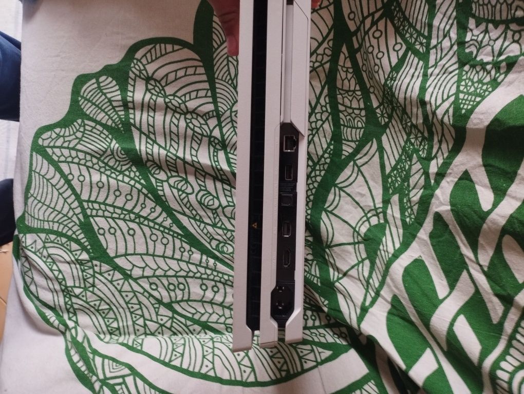 PS4 branca pro pouco usada