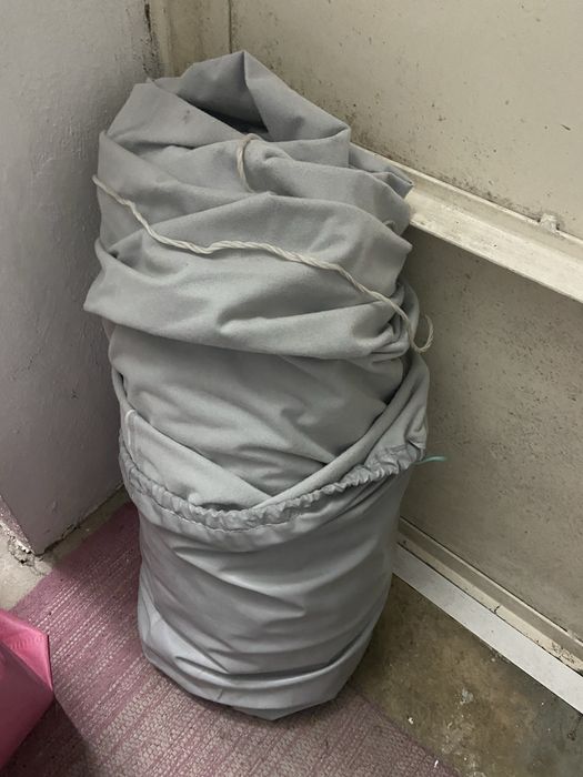 Capa cinzenta para tapar um carro