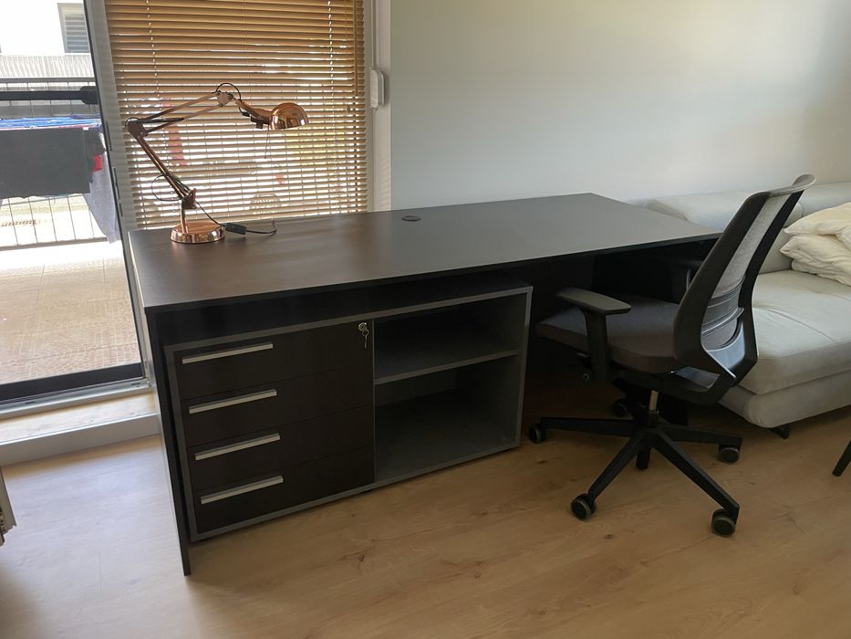Sprzedam biurko , lampke- stan idealny