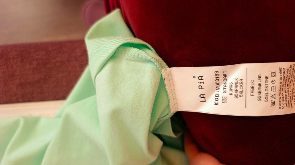 Nowy, bawełniany, miętowy t-shirt damski z wycięciami, rozm M(38)