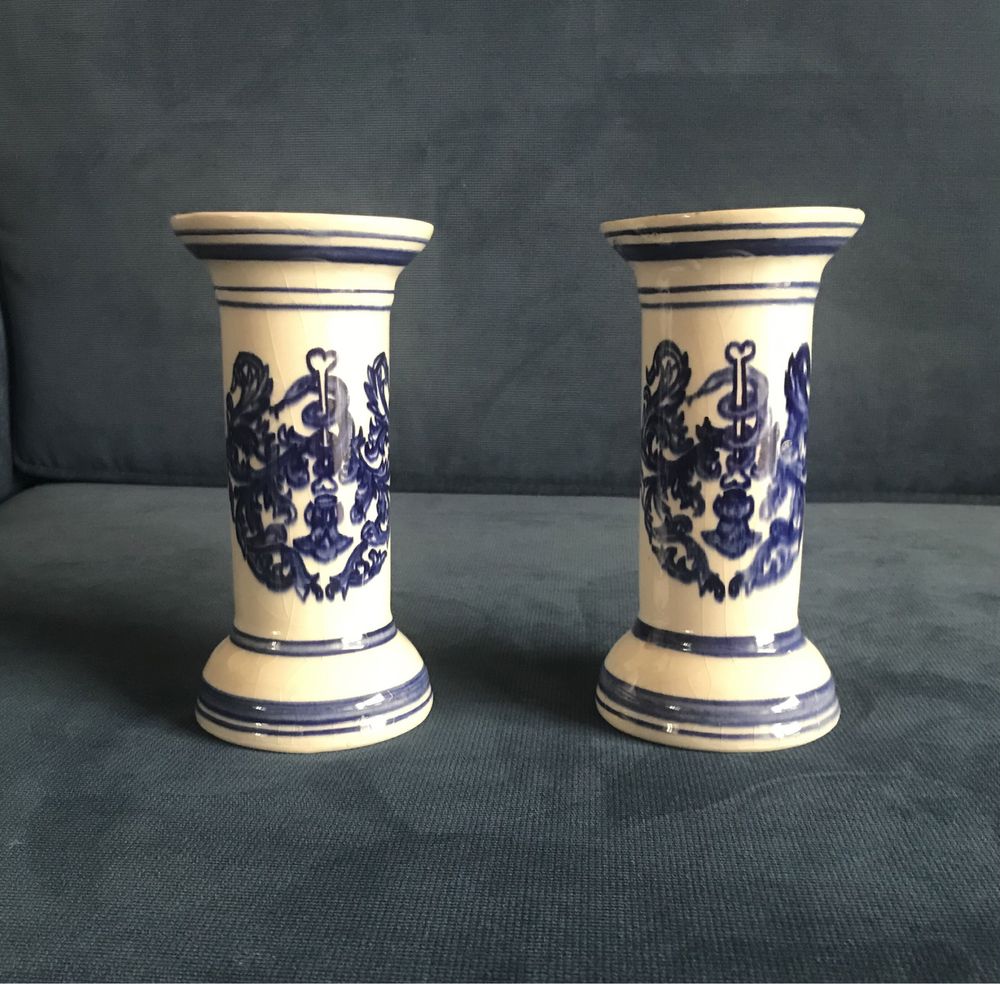 d- Dois castiçais em ceramica