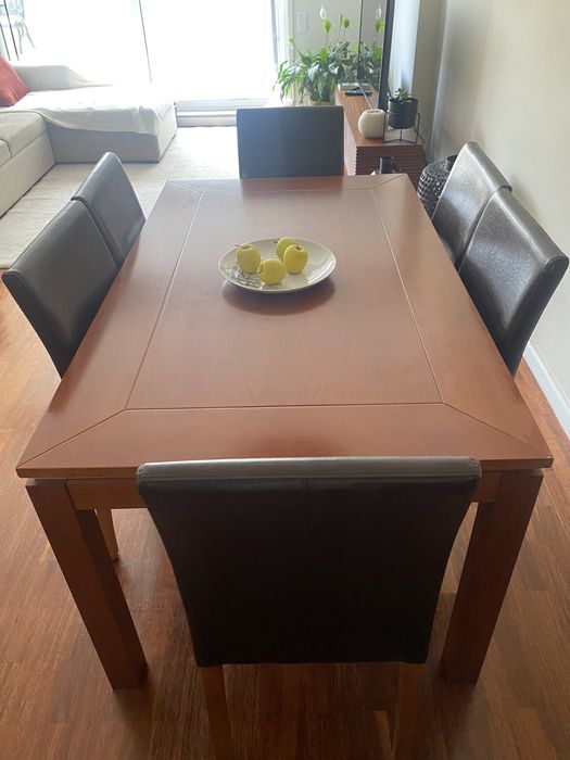 Seis cadeiras em madeira