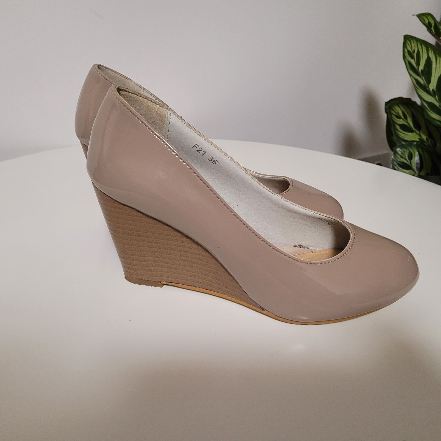 Buty na koturnie