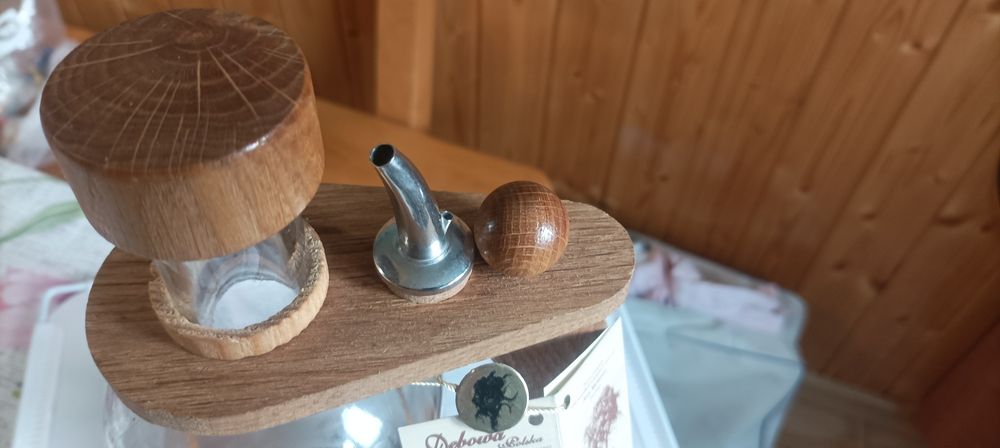 Butelka ozdobna w obudowie debowej