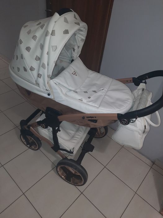 Sprezedam wozek Yanama w dobrym stanie  trzy w jednym 1.200..