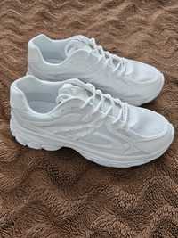 Sneakersy białe.
