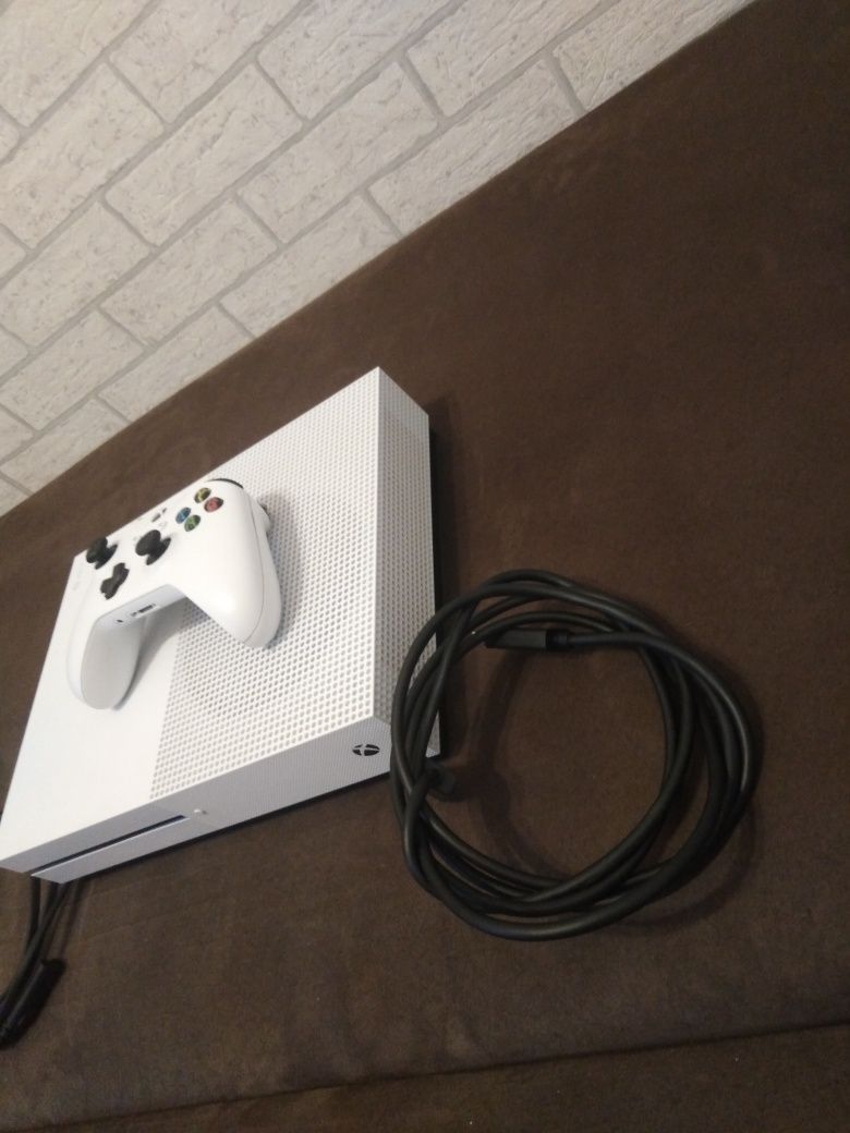 Xbox One S 1 Tb + 4 gry