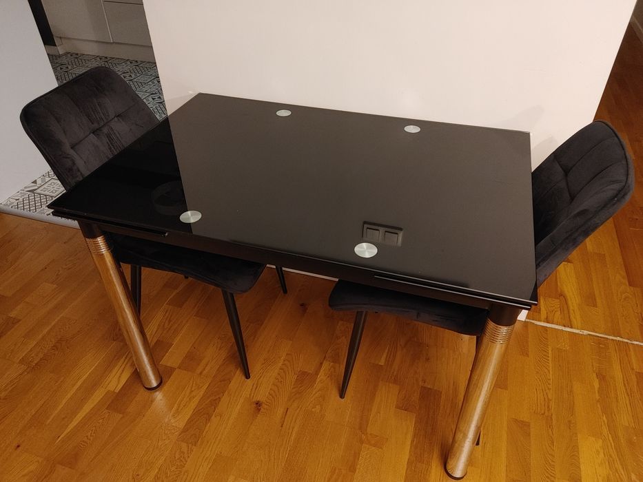 Czarny szklany stół rozsuwany
