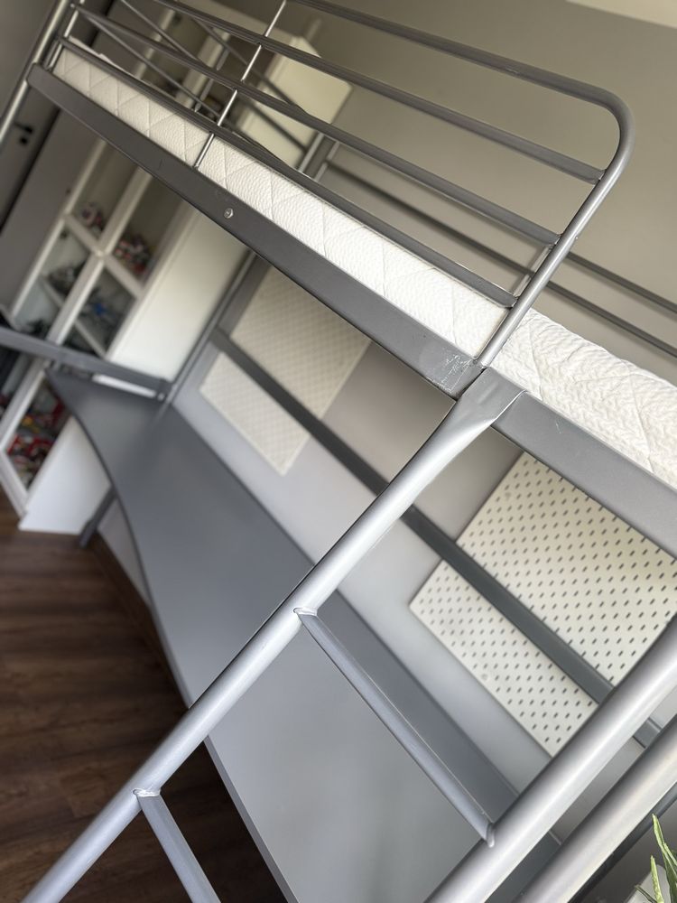 Łóżko piertowe Ikea Svärta wraz z biurkiem i materacem